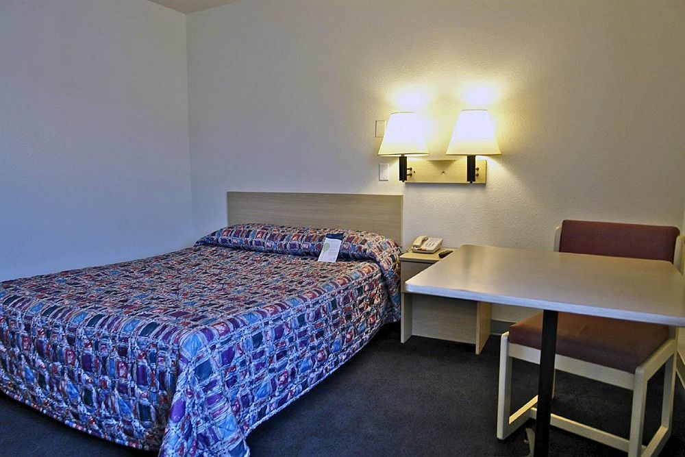 Americas Best Value Inn East Peoria Bagian luar foto