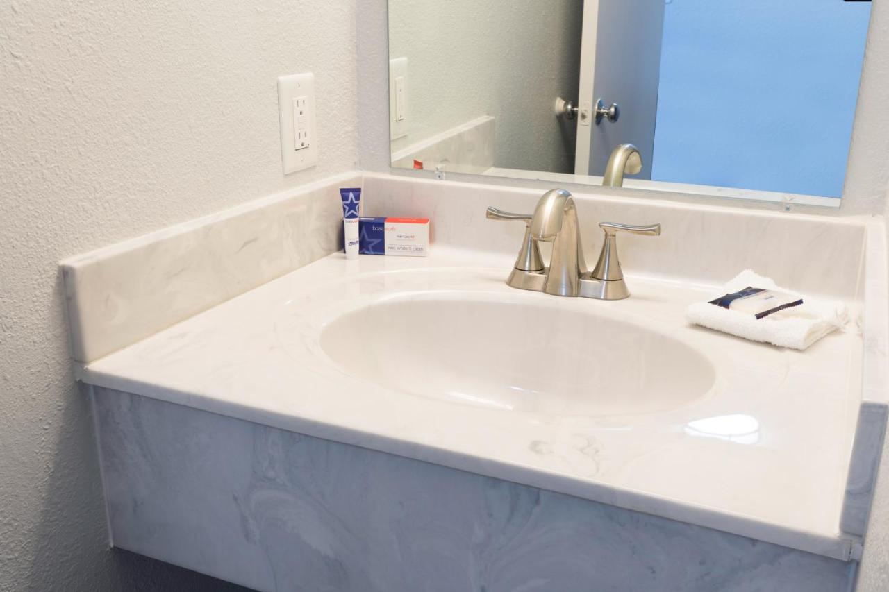 Americas Best Value Inn East Peoria Bagian luar foto